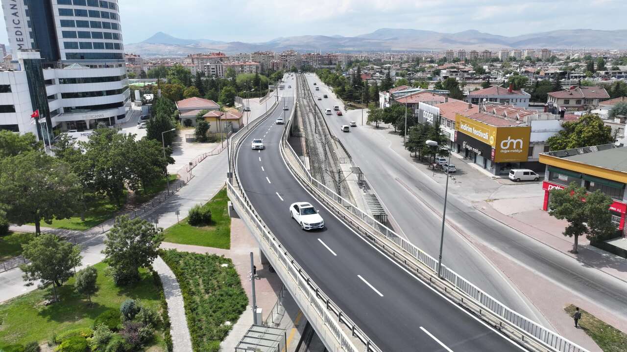 Konya’da binlerce sürücünün geçtiği üst geçit 600 ton asfaltla yenilendi 7