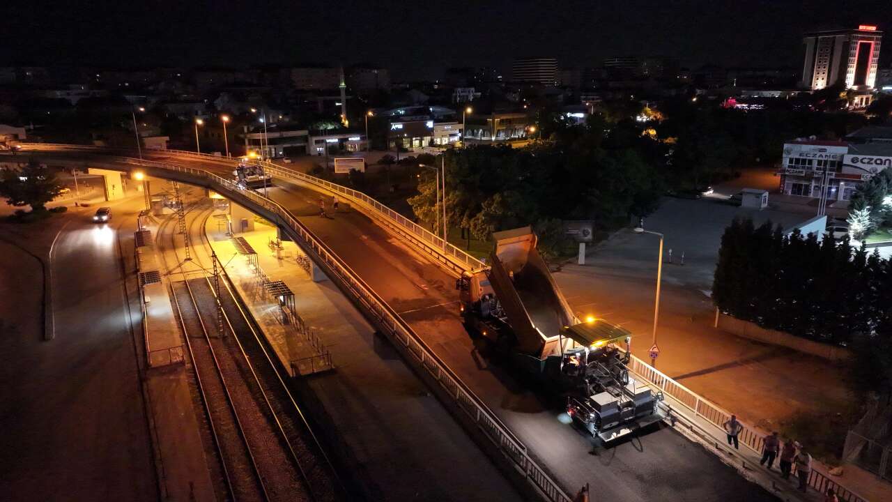 Konya’da binlerce sürücünün geçtiği üst geçit 600 ton asfaltla yenilendi 2