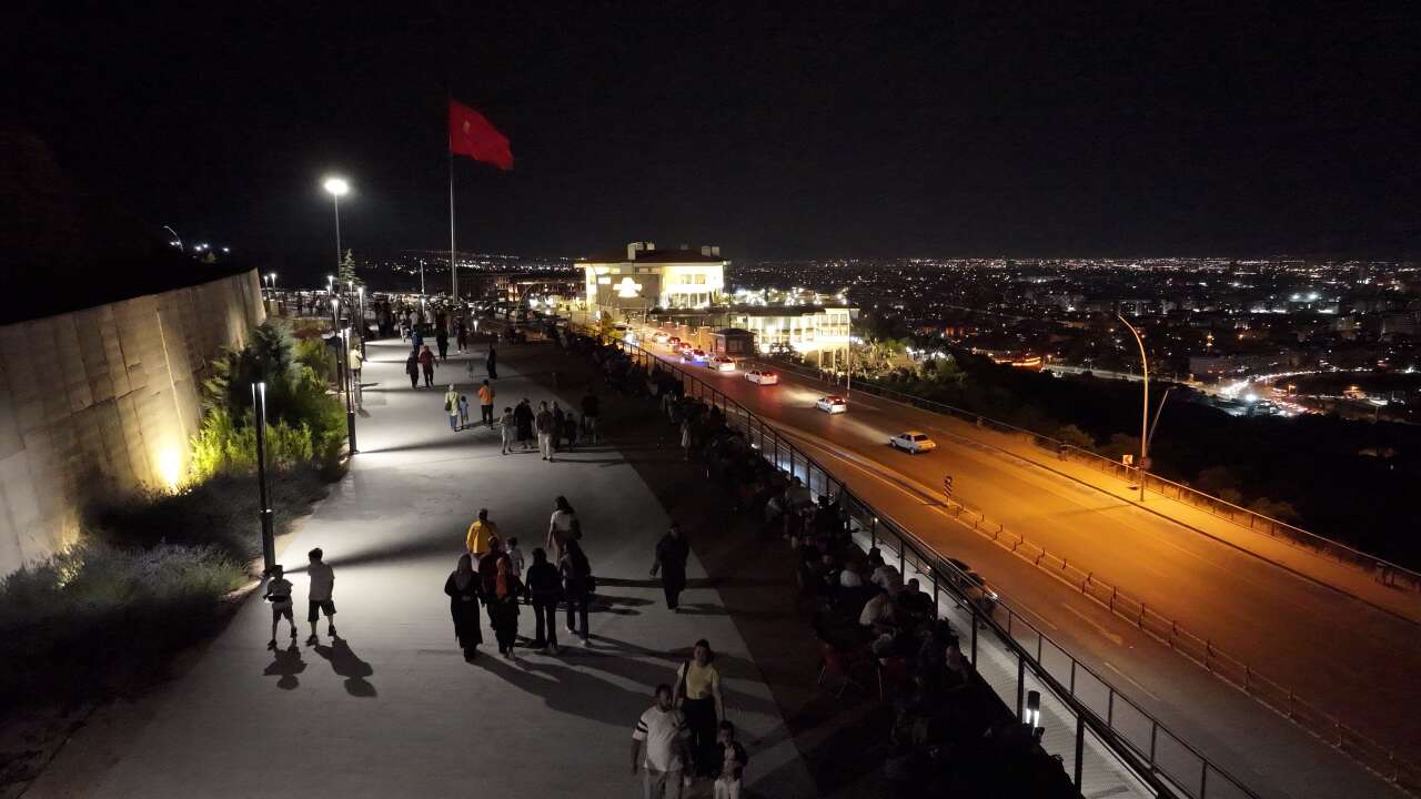 Başkan Altay, Konyalıların akın ettiği mekanda vatandaşlarla buluştu 1