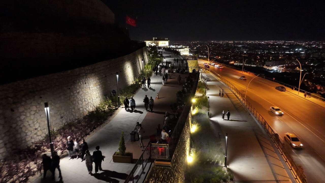Başkan Altay, Konyalıların akın ettiği mekanda vatandaşlarla buluştu 8