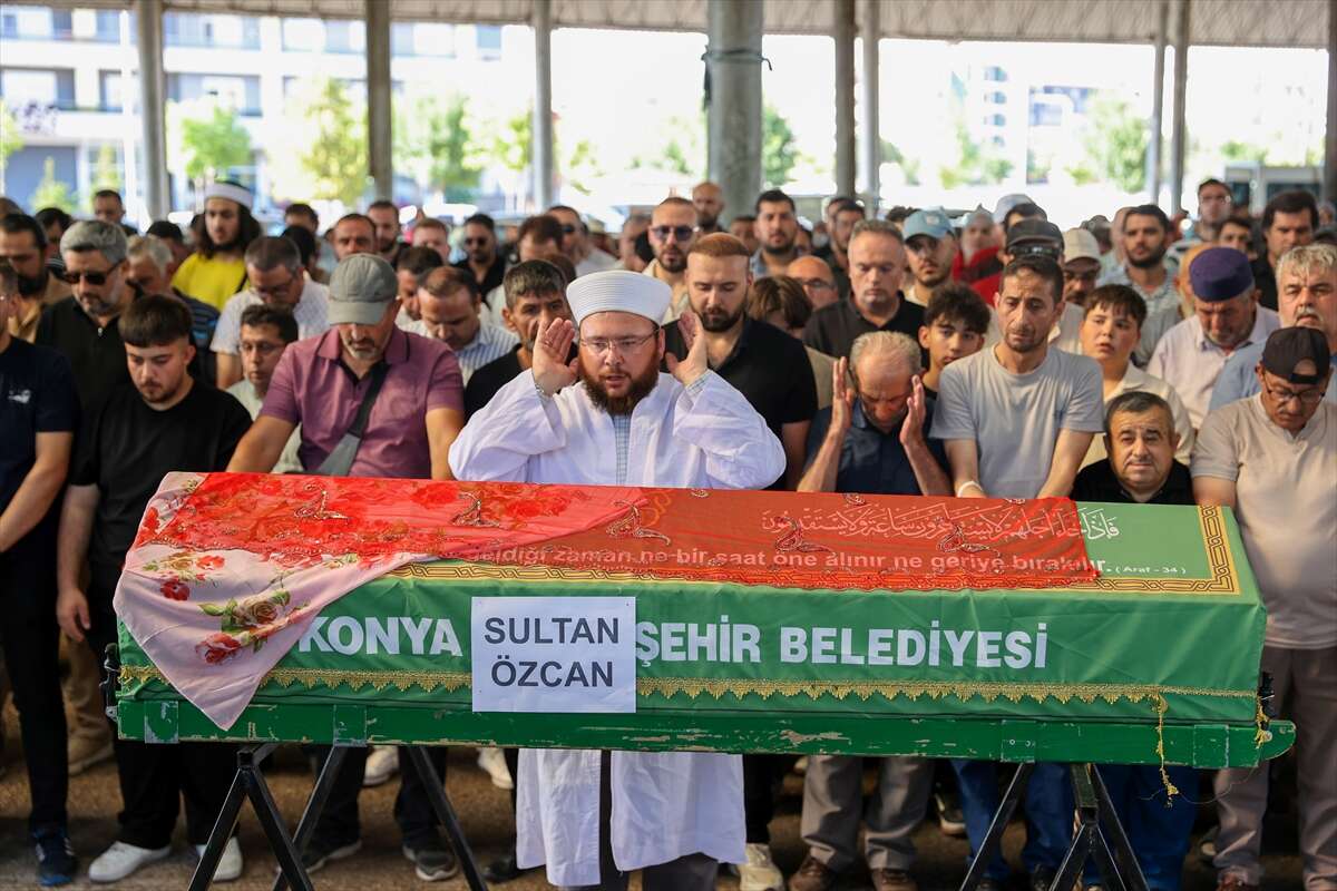Kırmızılı Kadın'a hüzünlü veda! Konyalılar son yolculuğunda yalnız bırakmadı 17