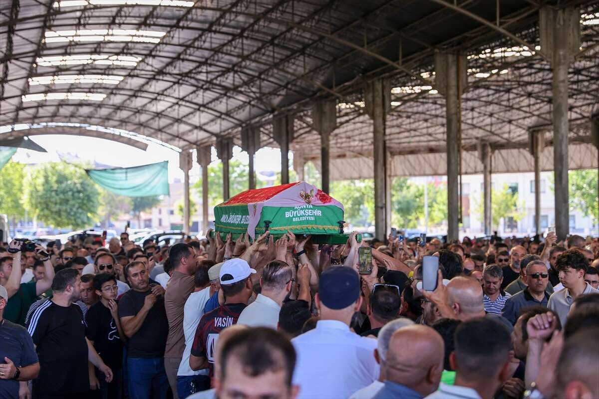 Kırmızılı Kadın'a hüzünlü veda! Konyalılar son yolculuğunda yalnız bırakmadı 18