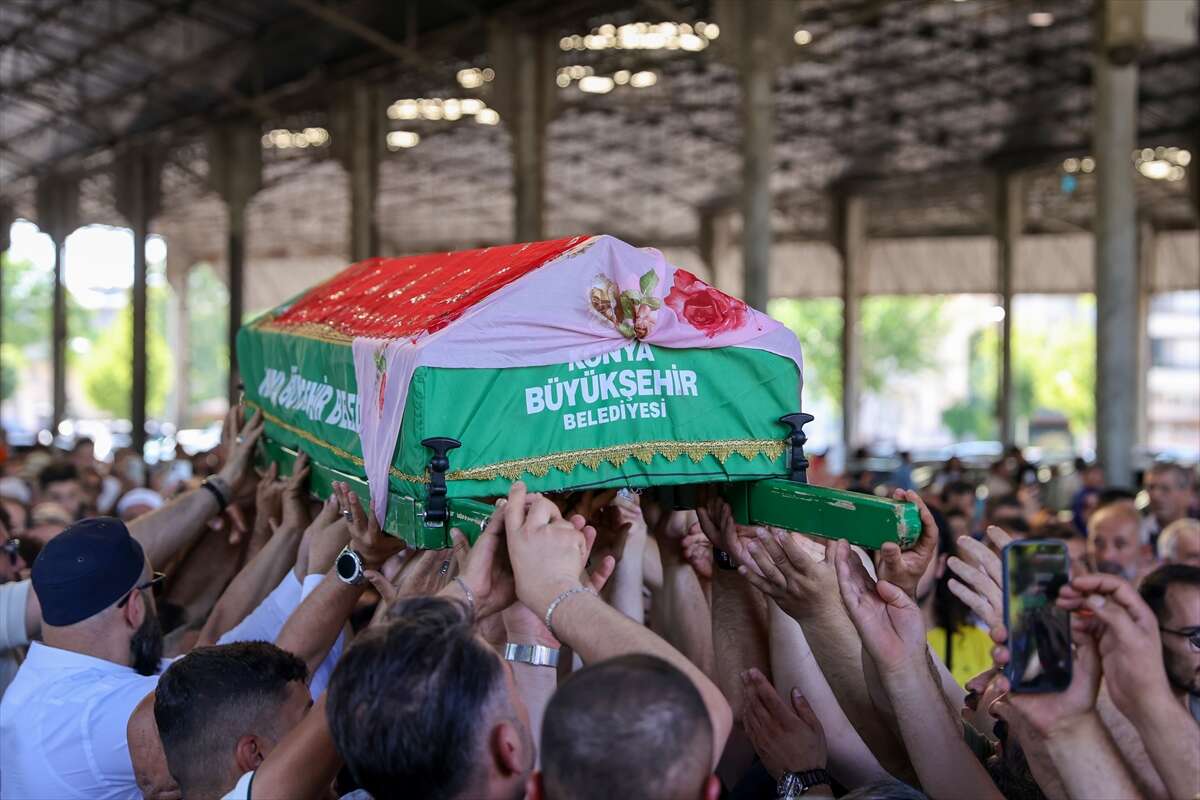 Kırmızılı Kadın'a hüzünlü veda! Konyalılar son yolculuğunda yalnız bırakmadı 19