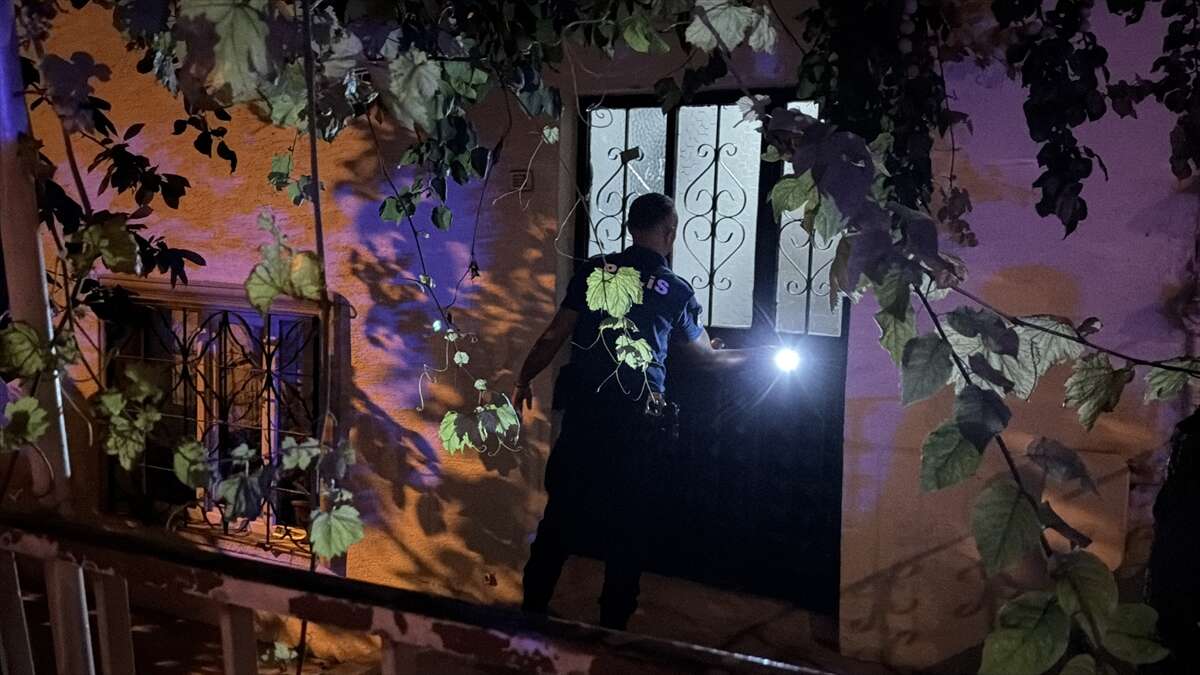Komşu kavgasında ortalık savaş alanına döndü! 1'i polis 11 yaralı 3