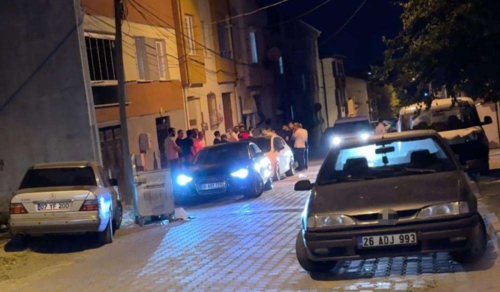 Komşu kavgasında ortalık savaş alanına döndü! 1'i polis 11 yaralı 4