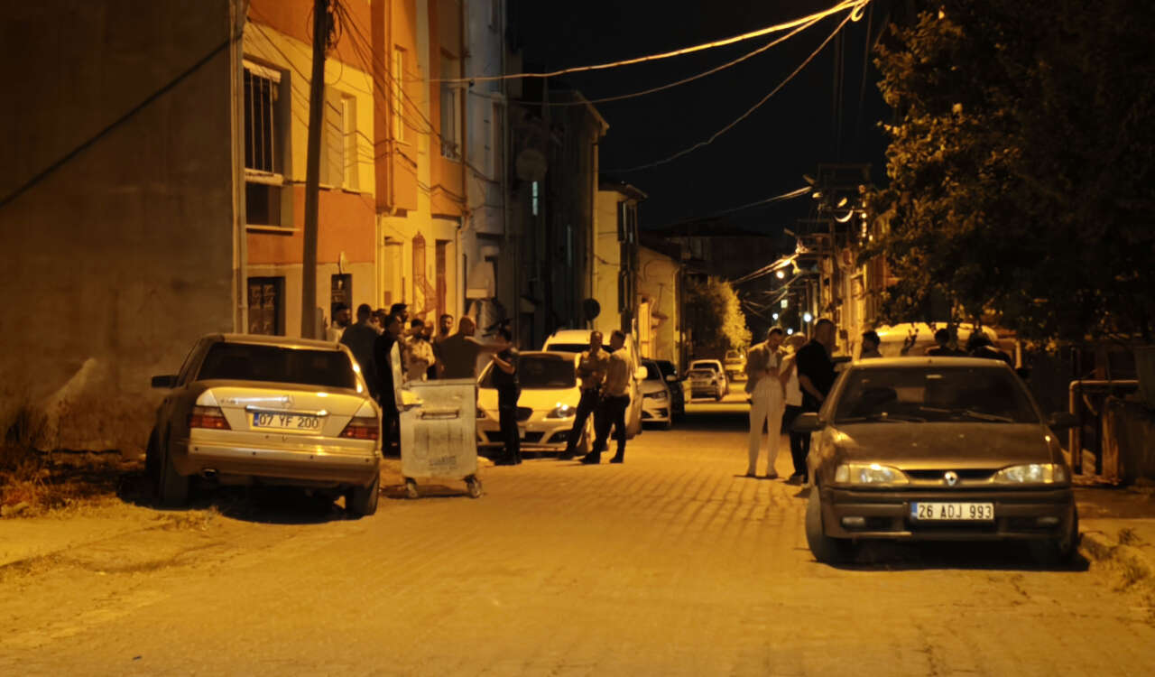 Komşu kavgasında ortalık savaş alanına döndü! 1'i polis 11 yaralı 6