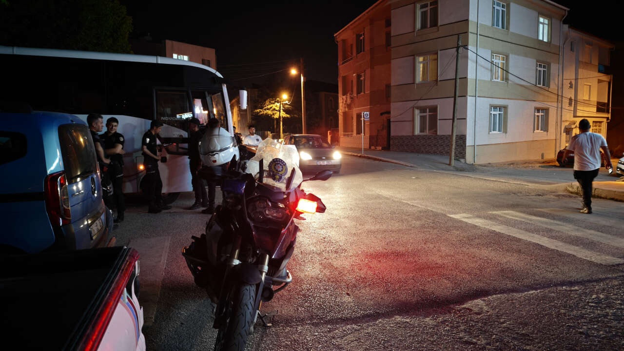 Komşu kavgasında ortalık savaş alanına döndü! 1'i polis 11 yaralı 1