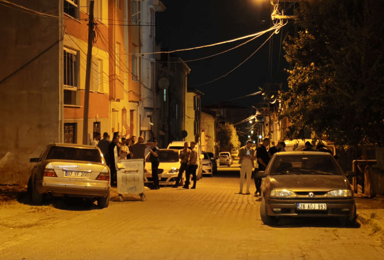 Komşu kavgasında ortalık savaş alanına döndü! 1'i polis 11 yaralı 5