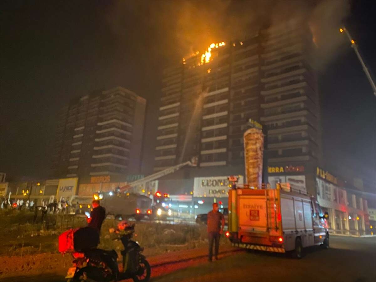 Plazada yangın! Alevler dairelere ve çatıya sıçradı 13