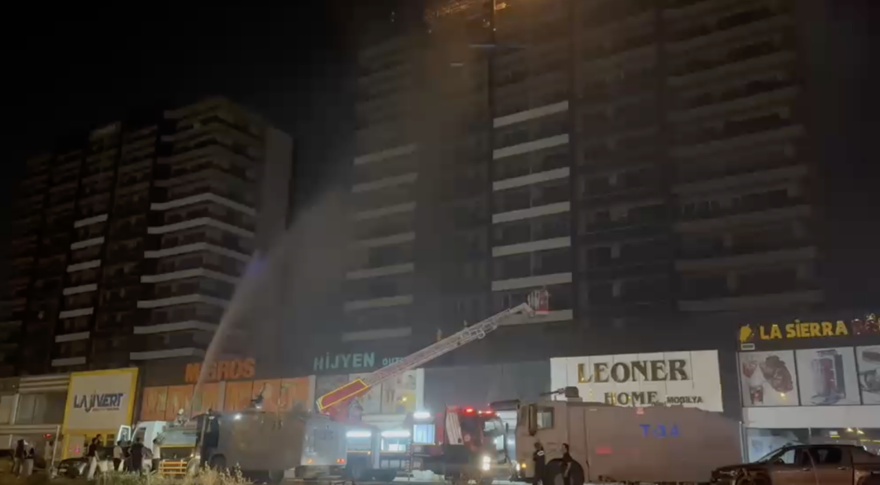 Plazada yangın! Alevler dairelere ve çatıya sıçradı 22