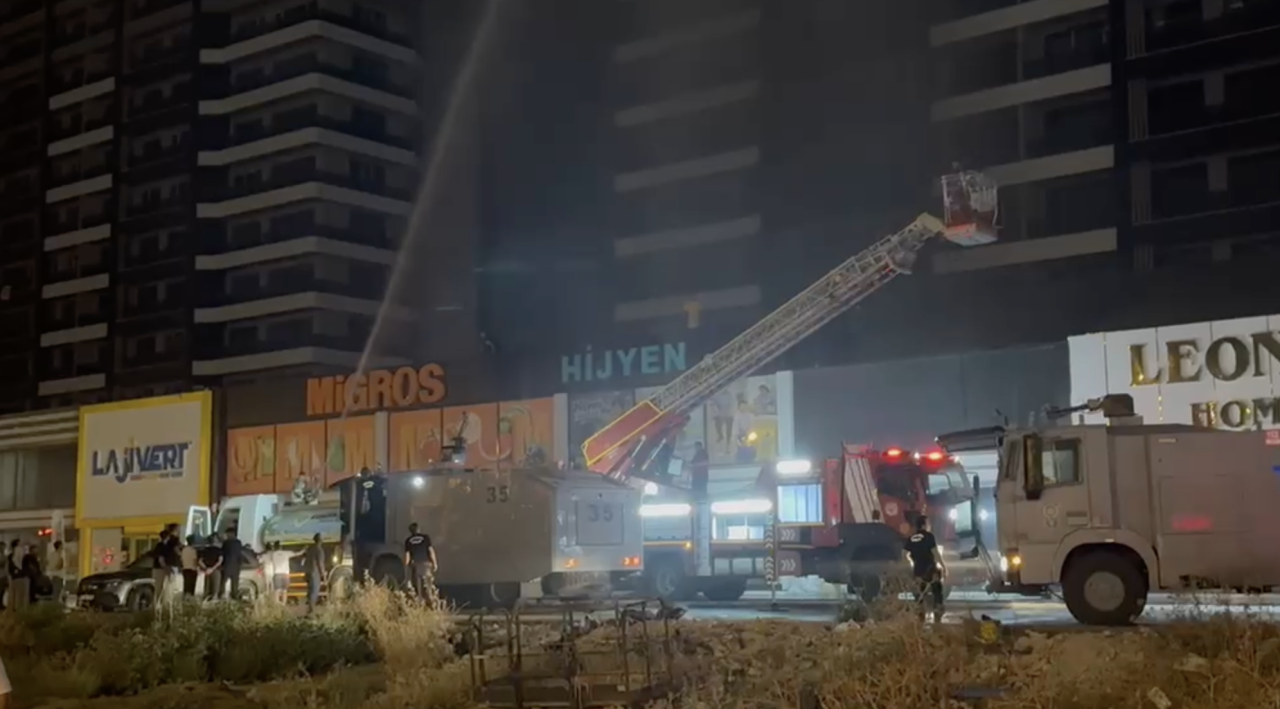 Plazada yangın! Alevler dairelere ve çatıya sıçradı 21