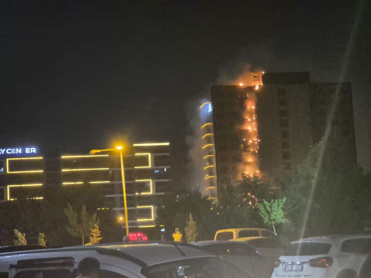 Plazada yangın! Alevler dairelere ve çatıya sıçradı 3
