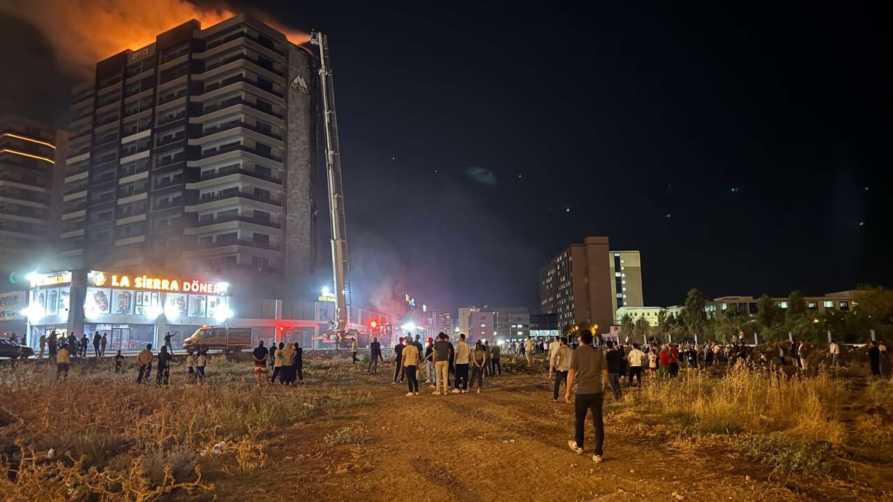Plazada yangın! Alevler dairelere ve çatıya sıçradı 2