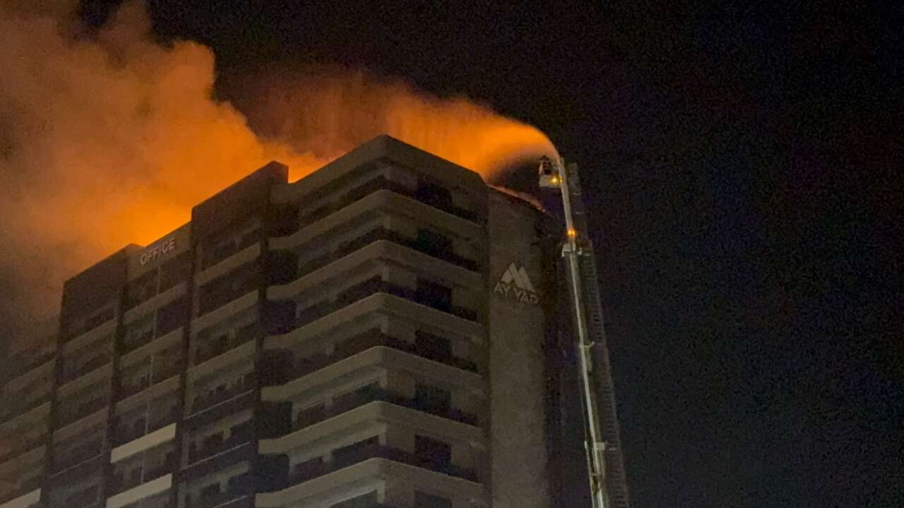 Plazada yangın! Alevler dairelere ve çatıya sıçradı 7