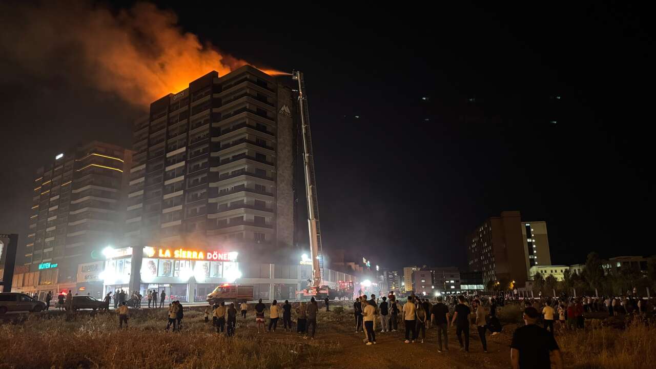 Plazada yangın! Alevler dairelere ve çatıya sıçradı 4