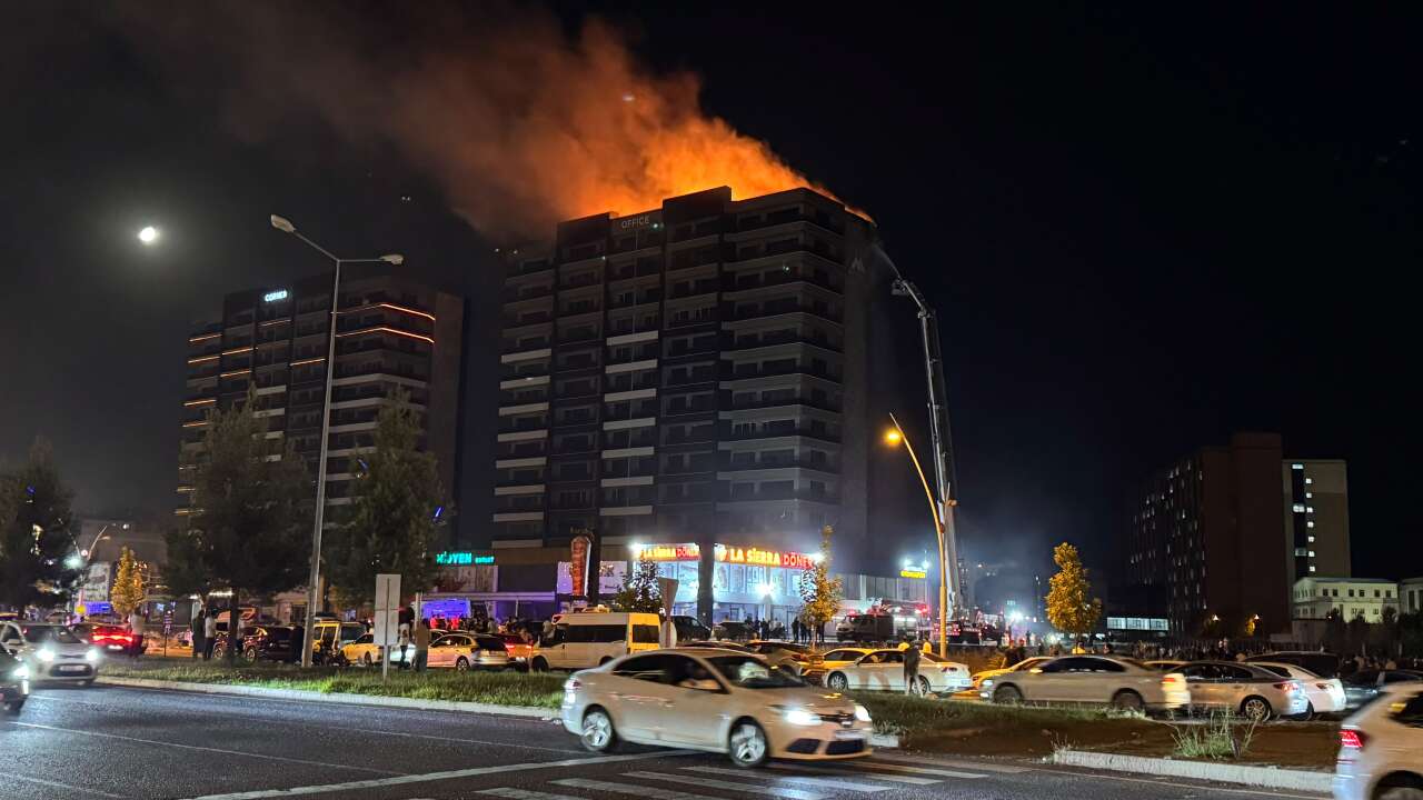 Plazada yangın! Alevler dairelere ve çatıya sıçradı 5