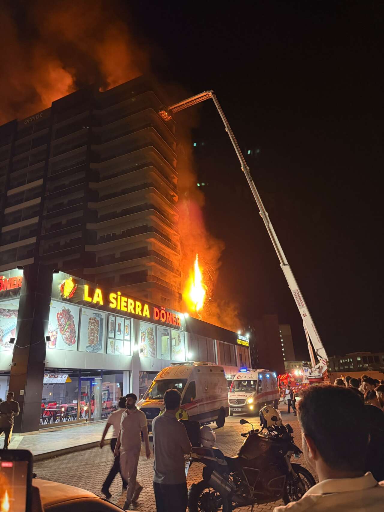 Plazada yangın! Alevler dairelere ve çatıya sıçradı 9