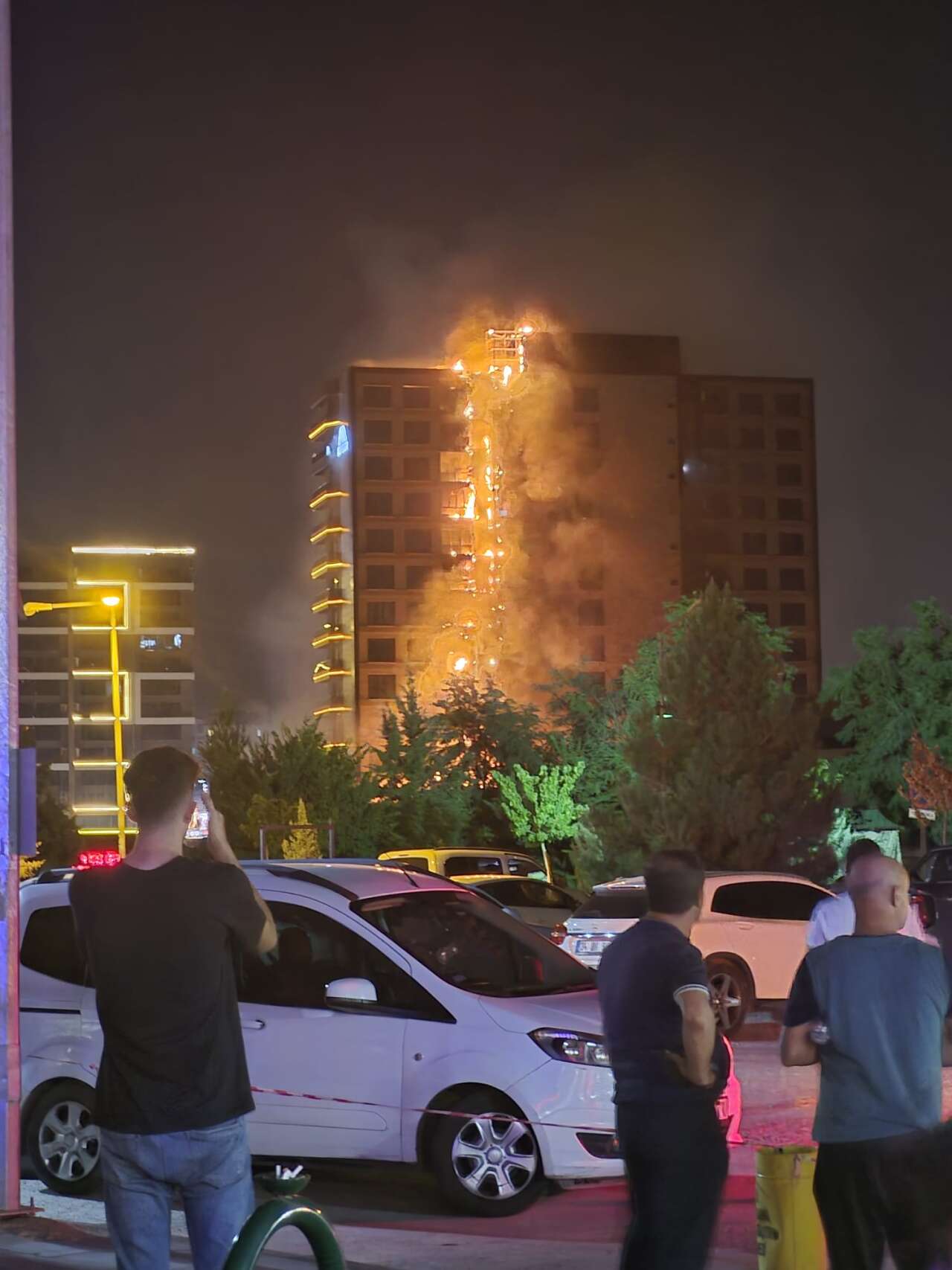 Plazada yangın! Alevler dairelere ve çatıya sıçradı 11
