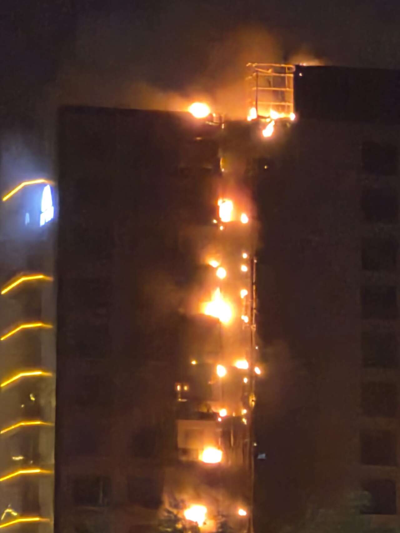 Plazada yangın! Alevler dairelere ve çatıya sıçradı 12