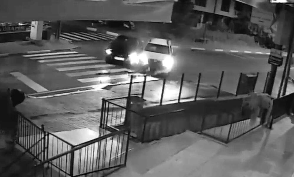 Polis aracı otomobille çarpıştı, 1’i komiser 2 polis yaralandı! Kaza kamerada 11