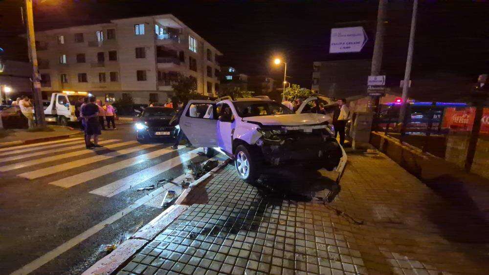 Polis aracı otomobille çarpıştı, 1’i komiser 2 polis yaralandı! Kaza kamerada 10