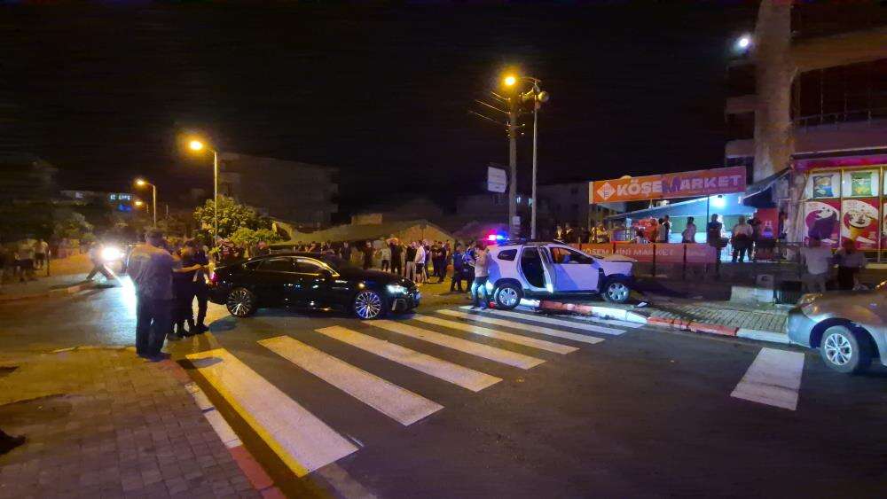Polis aracı otomobille çarpıştı, 1’i komiser 2 polis yaralandı! Kaza kamerada 12