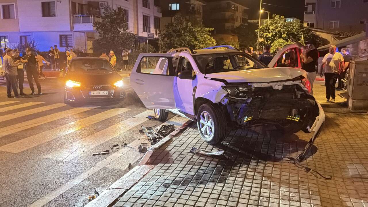 Polis aracı otomobille çarpıştı, 1’i komiser 2 polis yaralandı! Kaza kamerada 1