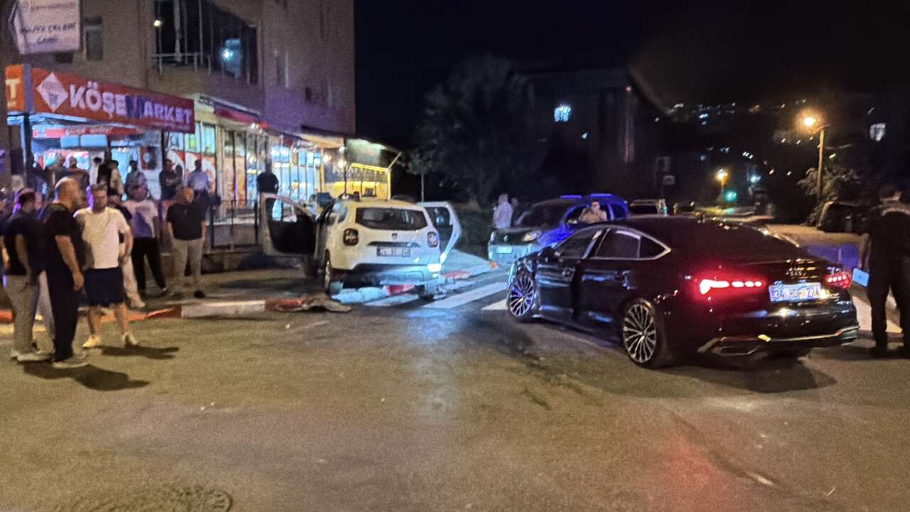 Polis aracı otomobille çarpıştı, 1’i komiser 2 polis yaralandı! Kaza kamerada 3