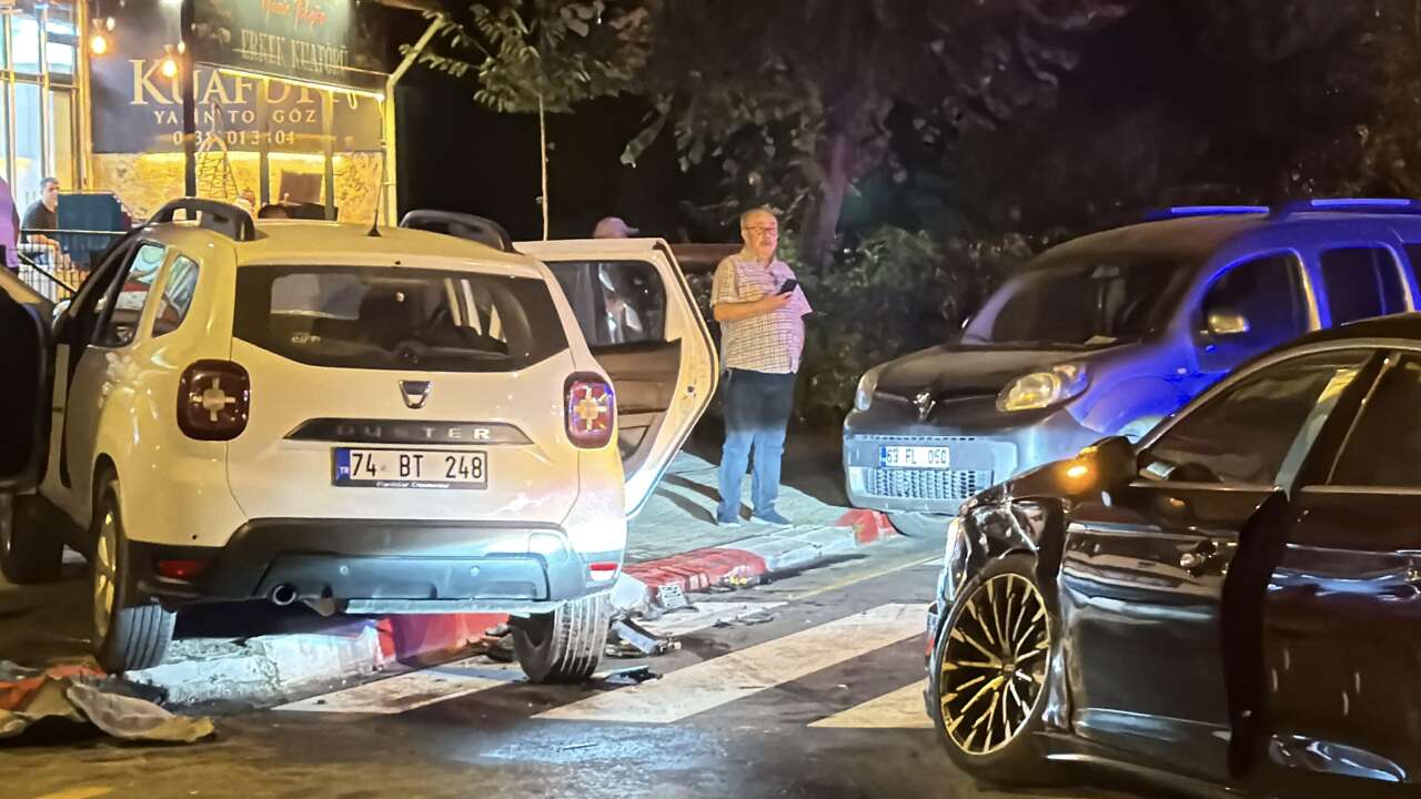 Polis aracı otomobille çarpıştı, 1’i komiser 2 polis yaralandı! Kaza kamerada 4