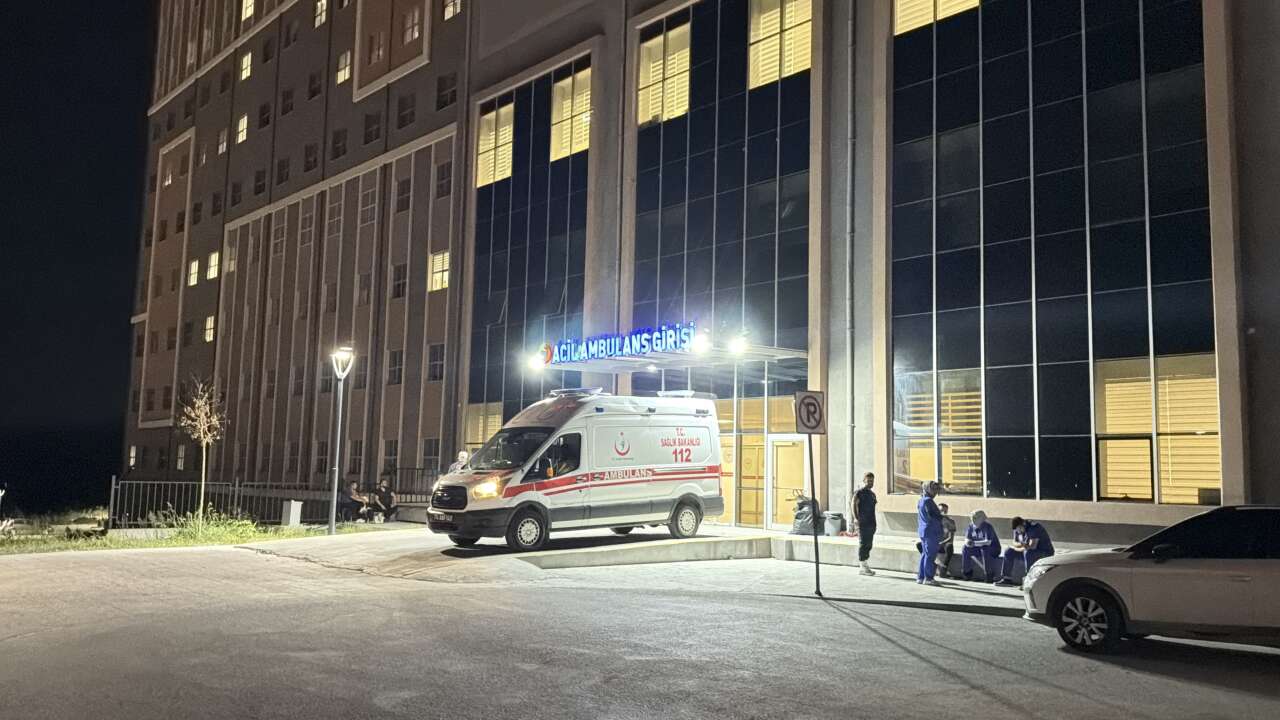 Polis aracı otomobille çarpıştı, 1’i komiser 2 polis yaralandı! Kaza kamerada 2