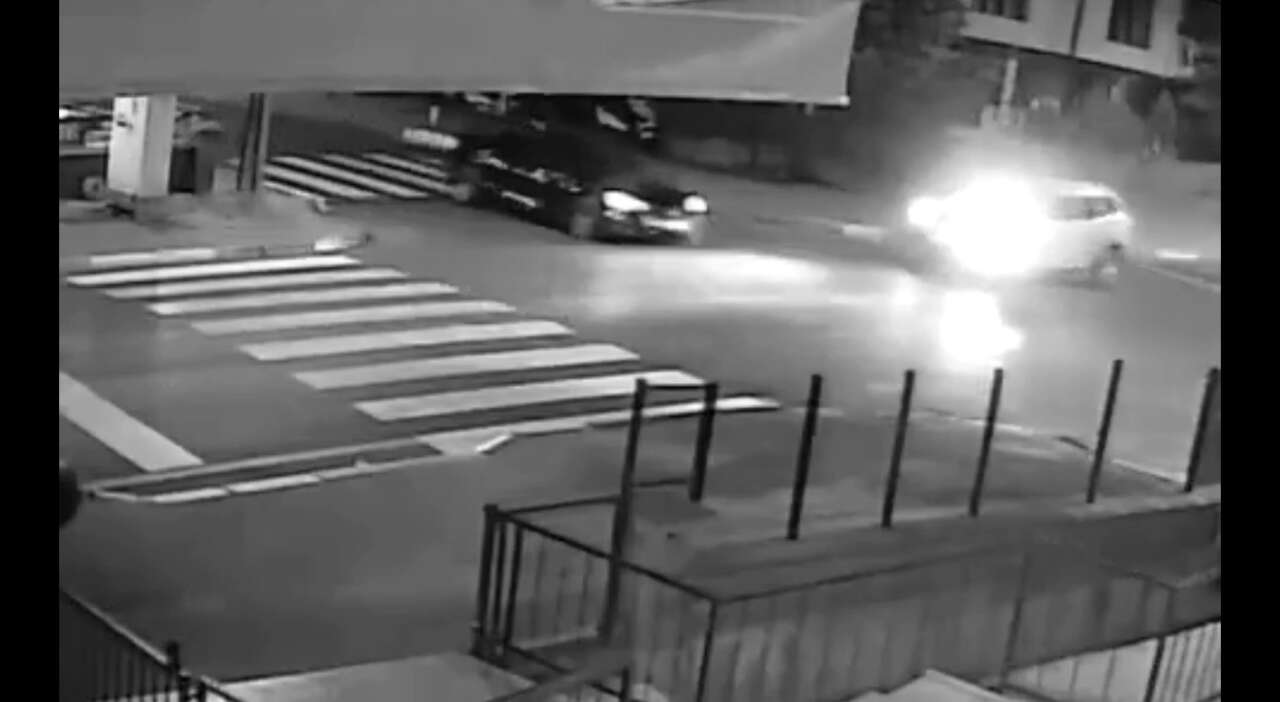 Polis aracı otomobille çarpıştı, 1’i komiser 2 polis yaralandı! Kaza kamerada 7