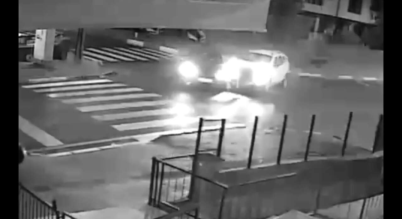 Polis aracı otomobille çarpıştı, 1’i komiser 2 polis yaralandı! Kaza kamerada 9