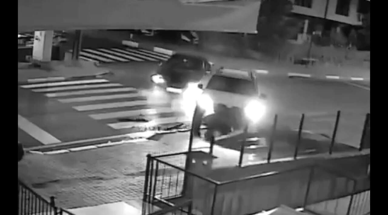 Polis aracı otomobille çarpıştı, 1’i komiser 2 polis yaralandı! Kaza kamerada 8