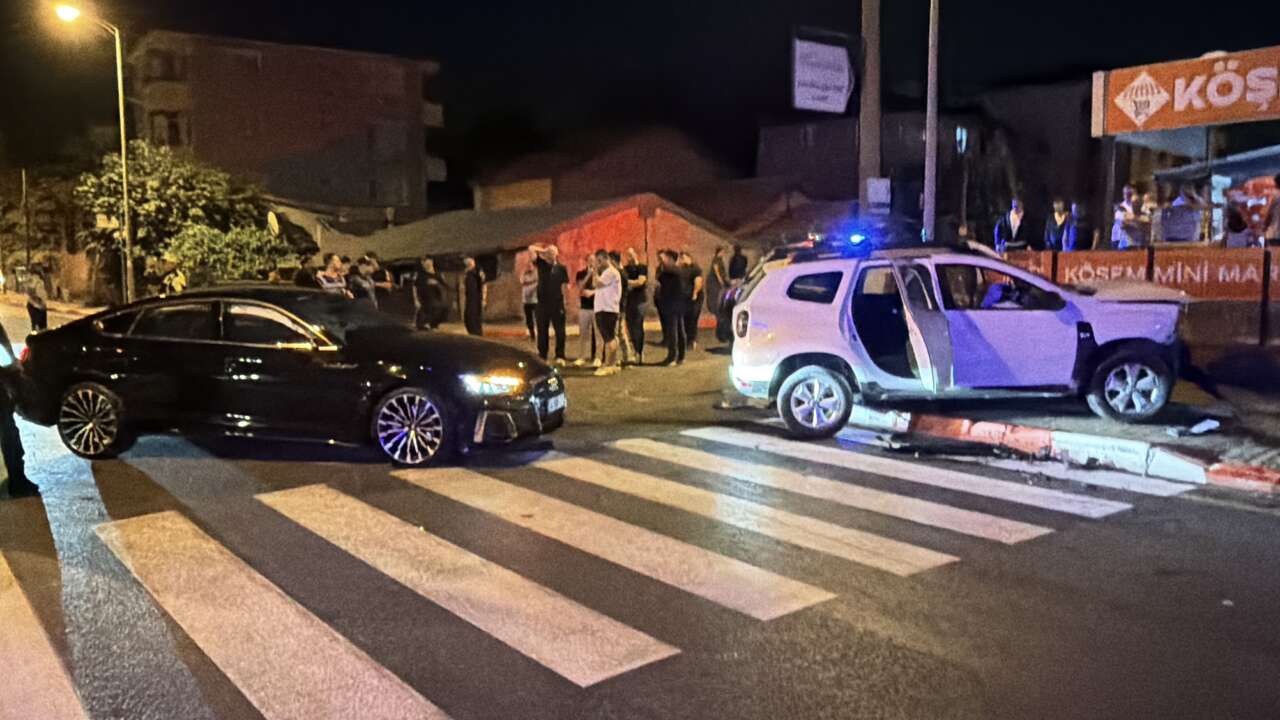 Polis aracı otomobille çarpıştı, 1’i komiser 2 polis yaralandı! Kaza kamerada 6