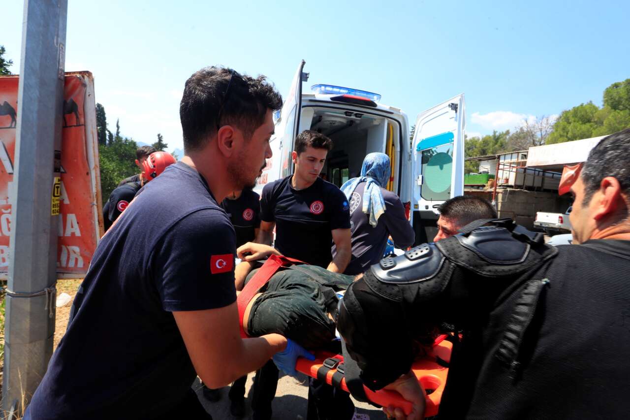 Kediye çarpmamak için direksiyonu kırdı, ölümden döndü! Bahçeye uçup takla attı 7
