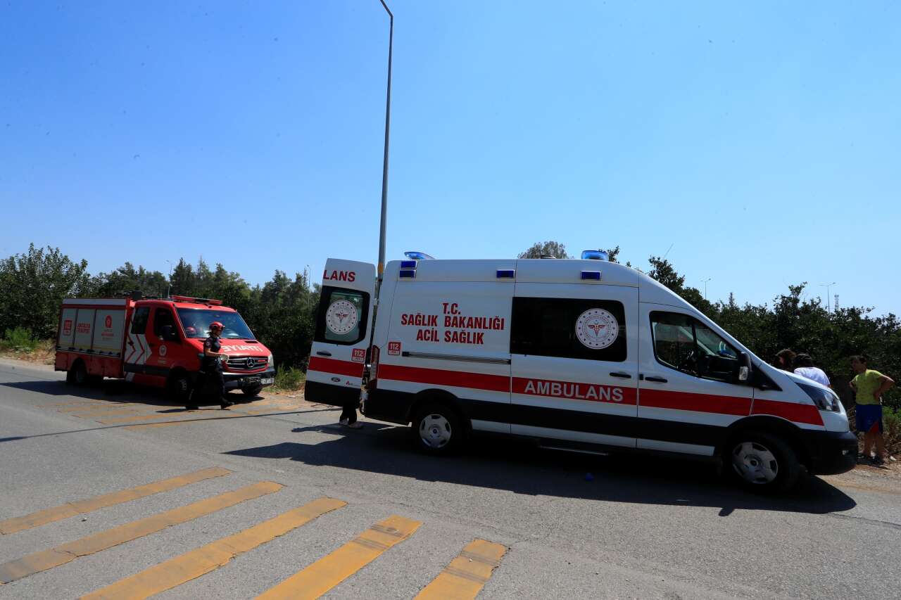 Kediye çarpmamak için direksiyonu kırdı, ölümden döndü! Bahçeye uçup takla attı 6