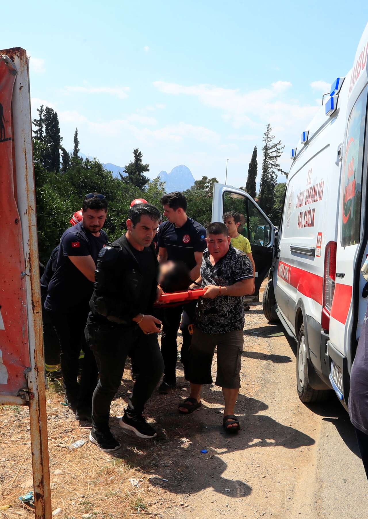 Kediye çarpmamak için direksiyonu kırdı, ölümden döndü! Bahçeye uçup takla attı 8
