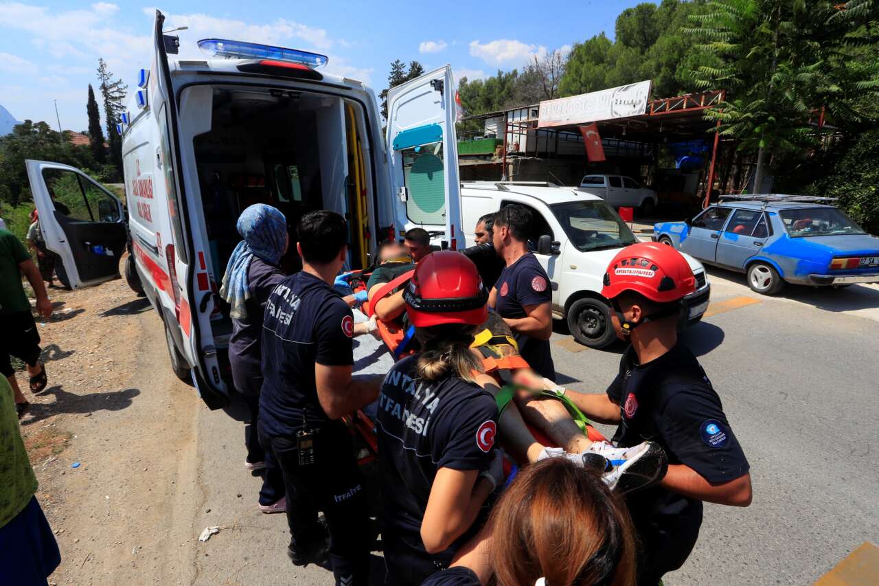 Kediye çarpmamak için direksiyonu kırdı, ölümden döndü! Bahçeye uçup takla attı 3