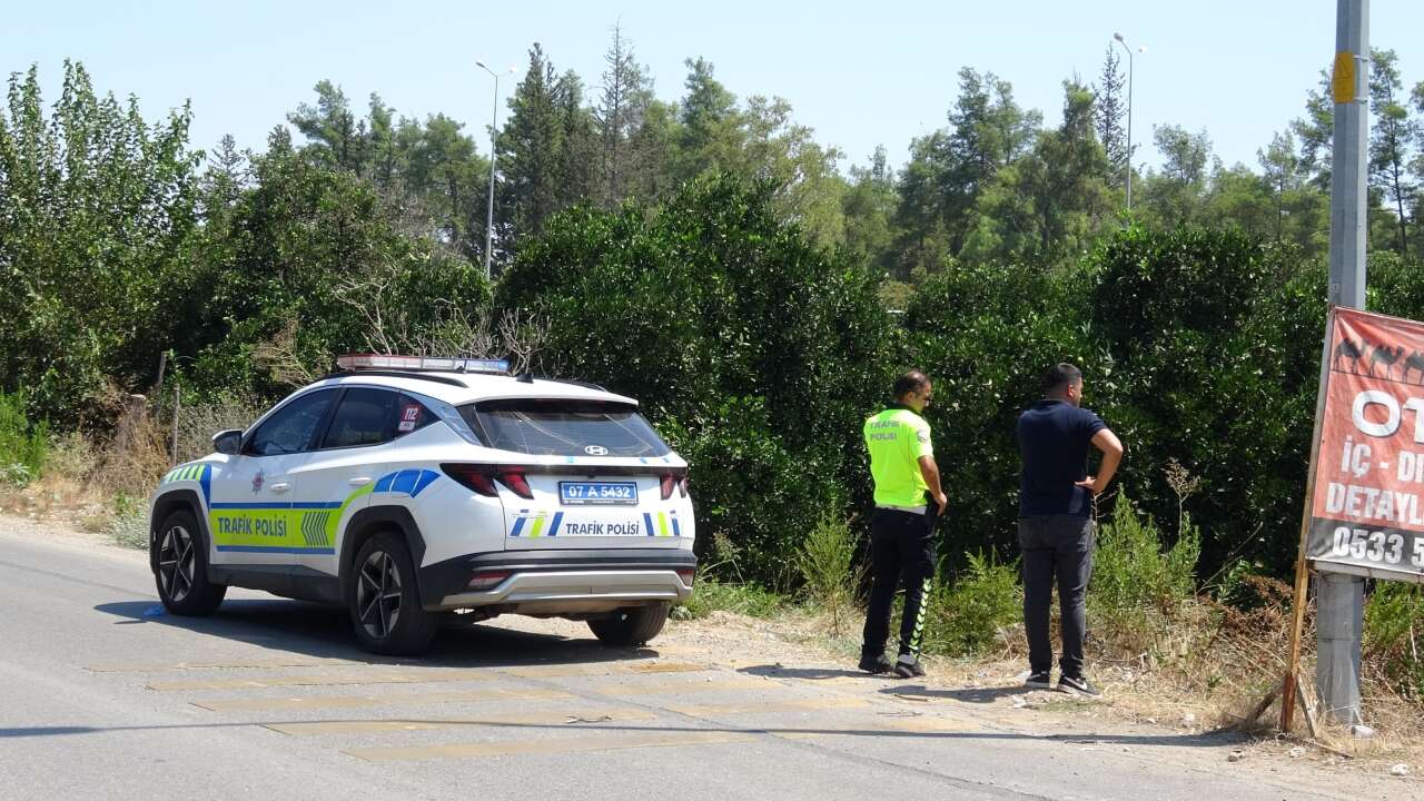 Kediye çarpmamak için direksiyonu kırdı, ölümden döndü! Bahçeye uçup takla attı 1