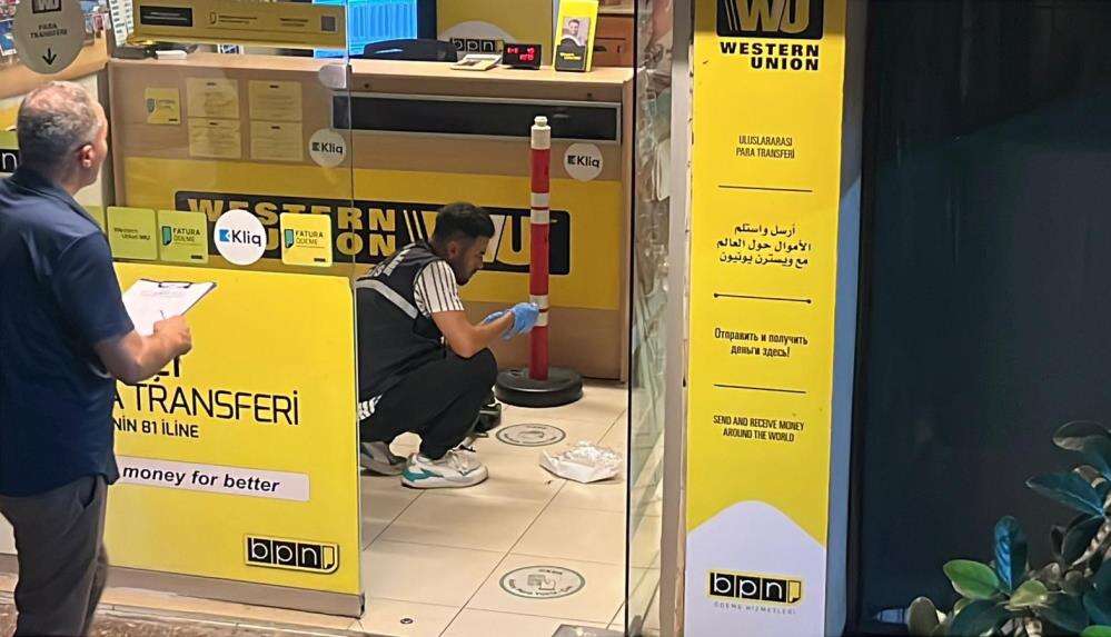 Maske takıp silahla döviz bürosu soymaya kalktı! Eli boş kaçtı 9