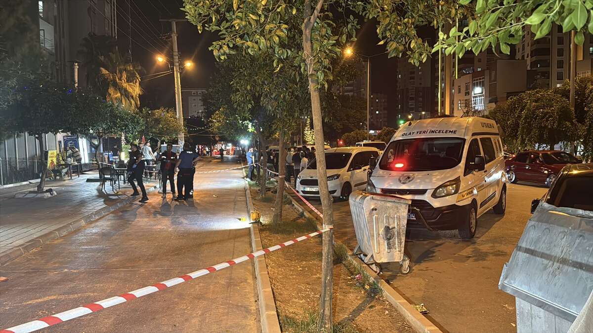 Sokak ortasında silahlı saldırı! Yürürken kurşunların hedefi oldu 2