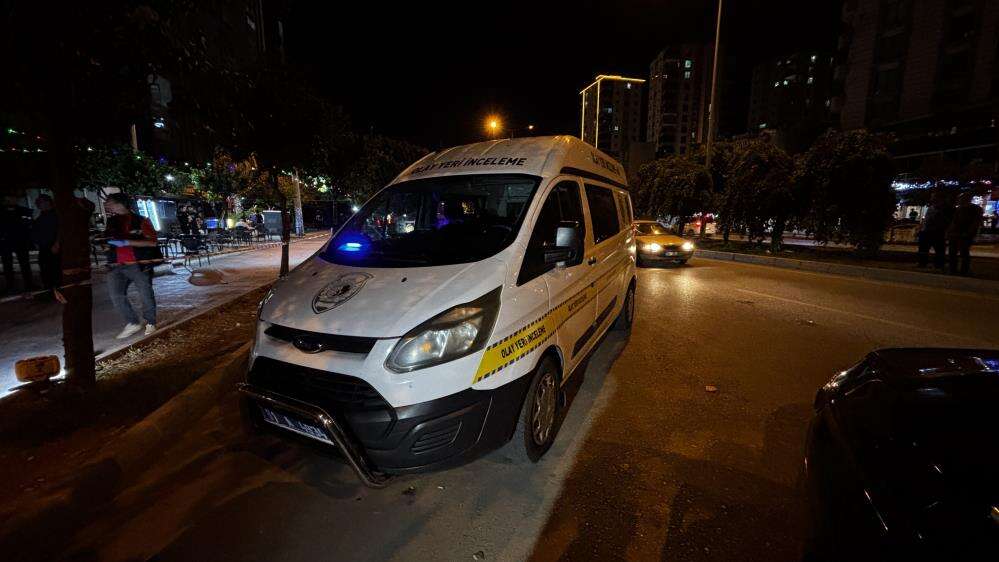 Sokak ortasında silahlı saldırı! Yürürken kurşunların hedefi oldu 7