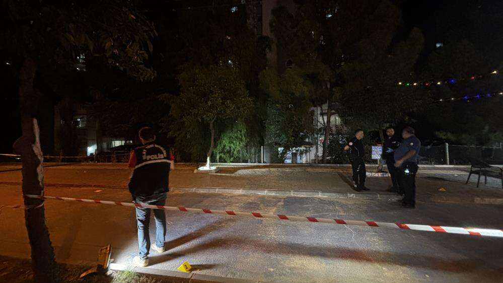 Sokak ortasında silahlı saldırı! Yürürken kurşunların hedefi oldu 9