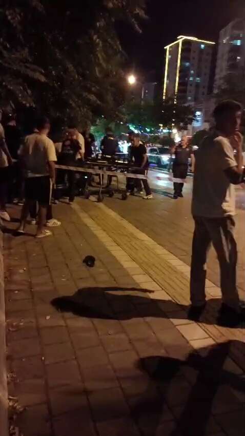 Sokak ortasında silahlı saldırı! Yürürken kurşunların hedefi oldu 6