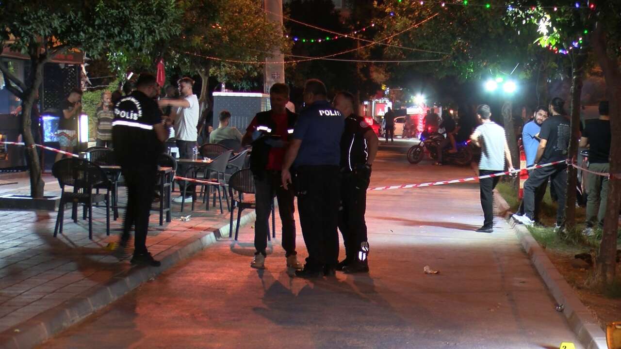 Sokak ortasında silahlı saldırı! Yürürken kurşunların hedefi oldu 1