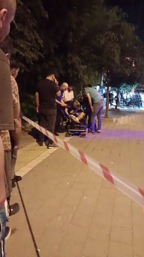 Sokak ortasında silahlı saldırı! Yürürken kurşunların hedefi oldu 4