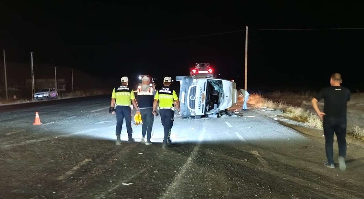 Konya plakalı kamyonun karıştığı kazada minibüs devrildi! 13 yaralı var 3