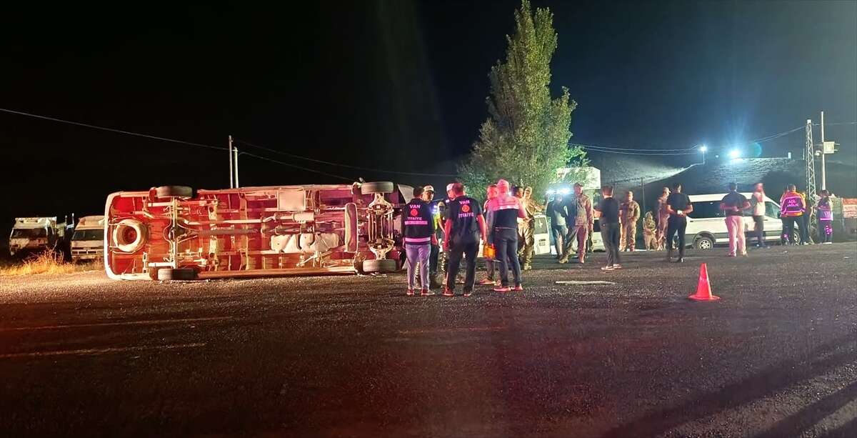 Konya plakalı kamyonun karıştığı kazada minibüs devrildi! 13 yaralı var 2