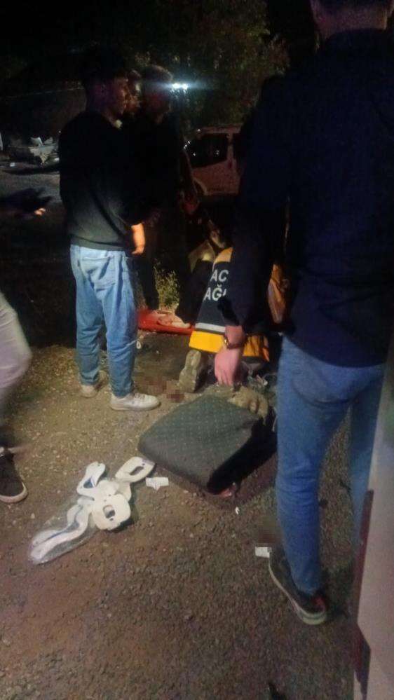 Konya plakalı kamyonun karıştığı kazada minibüs devrildi! 13 yaralı var 4