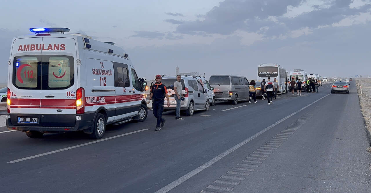 Konya yolunda kum fırtınası zincirleme kazaya yol açtı! 7 araç çarpıştı 6